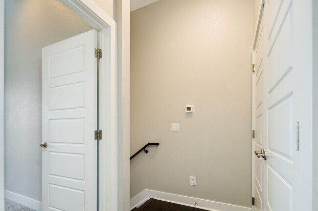 Building Photo - Modern 3 bed / 4 bath, 3 story townhome!