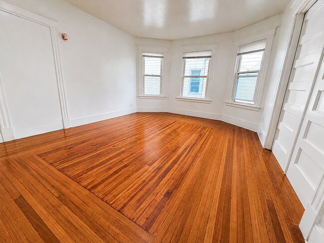 Building Photo - 18 Buell St