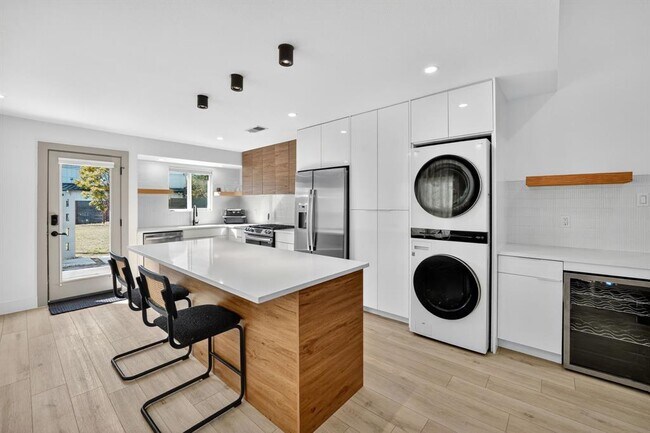 Building Photo - 3217 Oak Alley