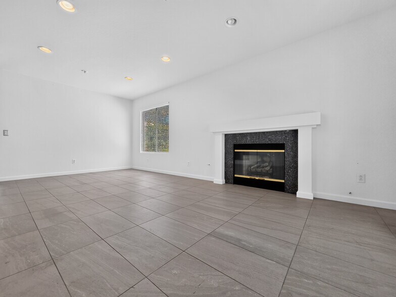 Living Room - 1065 E Broadway