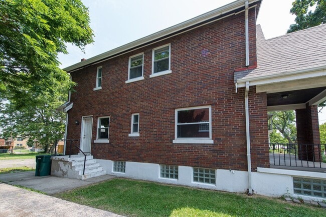 Building Photo - COVEDALE- 3 bedroom 1.5 bath Tudor with up...