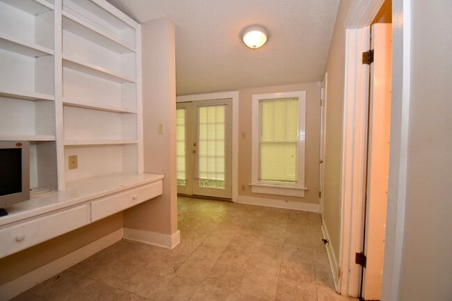 Building Photo - Cute Two Bedroom House, Close to LA Tech!
