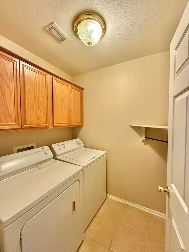 Building Photo - 3 Bedroom, 2 Bathroom Home in Lindale!