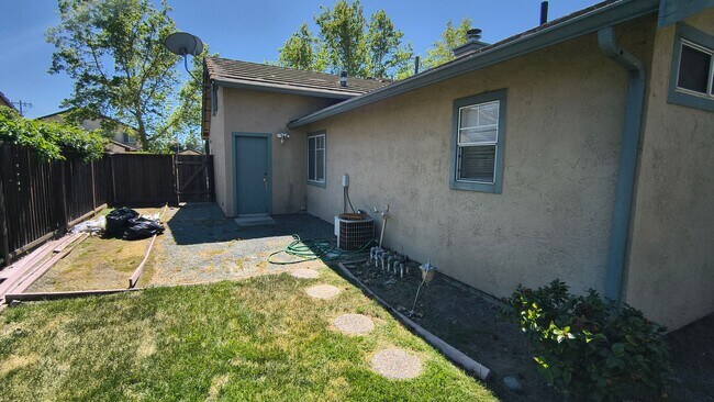 Building Photo - Brand New Flooring and FRESH Paint - SPACIOUS 3 BEDROOM HOUSE IN LIVERMORE!!!
