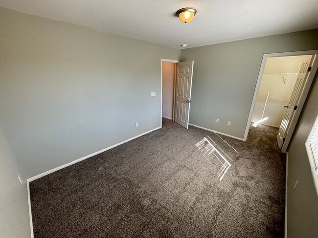 Building Photo - Beautiful 4Bed/2.5 Bath/2Car 2 Story Home nestled in this beautiful Southwest Community near Rhod...