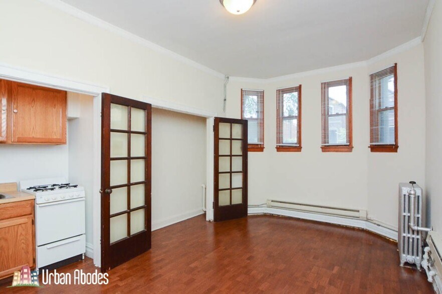 Building Photo - 653 W Belmont Ave