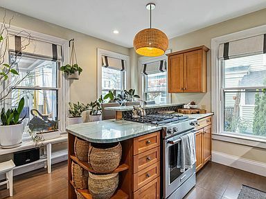 Building Photo - 114 Cabot St