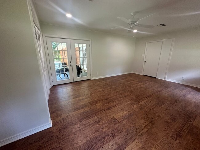 Building Photo - Gorgeous 3 Bedroom South Highland Home wit...