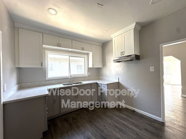 Building Photo - 155 W 43rd St