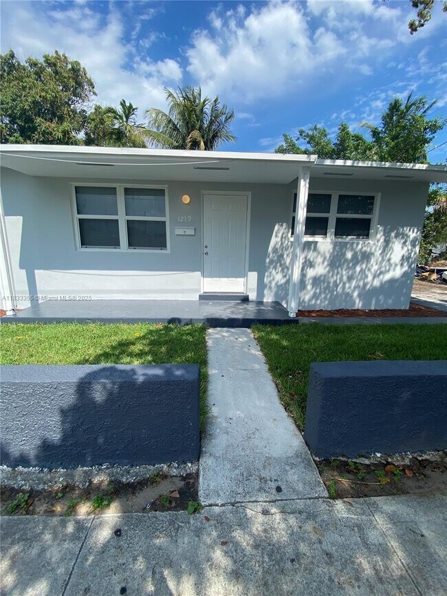 Primary Photo - 1219 N 20th Ave