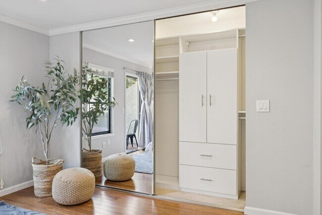 Building Photo - 646 S Ahwanee Terrace