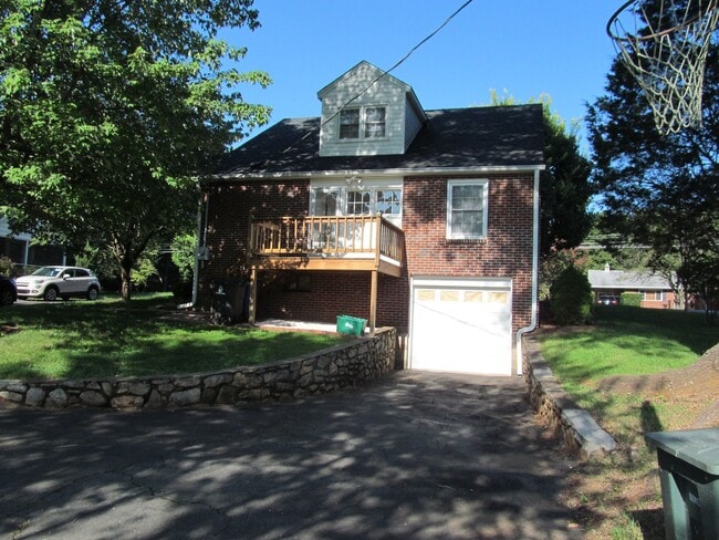 Building Photo - 3 bed/1 bath Off Polo Rd