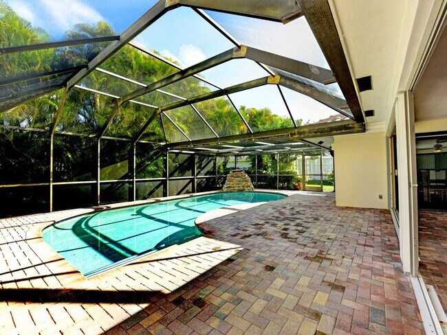 Building Photo - 5979 Pinebrook Dr