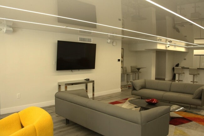 Building Photo - 340 Sunset Dr