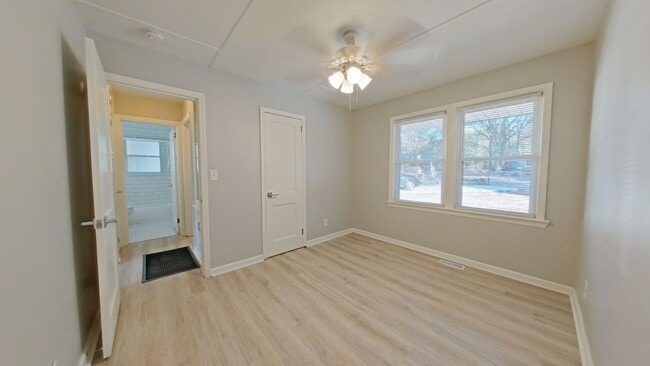 Building Photo - SUPER CUTE DUPLEX UNIT