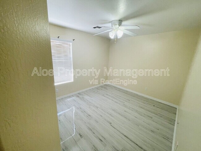 Building Photo - 43724 Elm Dr