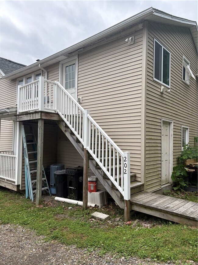 Building Photo - 10647 Pinewood Ave