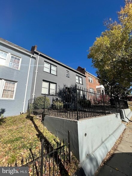 Building Photo - 1230 Penn St NE