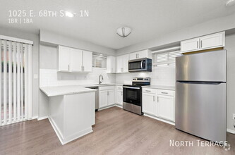 Building Photo - 1025 E 68th St