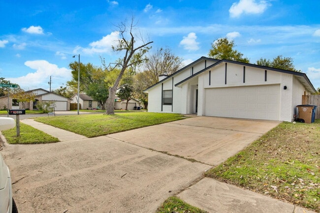 Building Photo - 7002 Skynook Dr