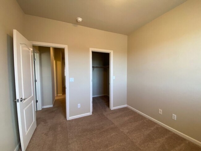 Building Photo - EXCEPTIONAL 4 BEDROOMS, 3 BATH, 3 CAR GARA...