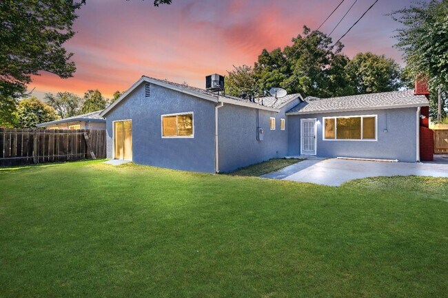 Building Photo - Stunning 1 Story Home Professionally Remod...