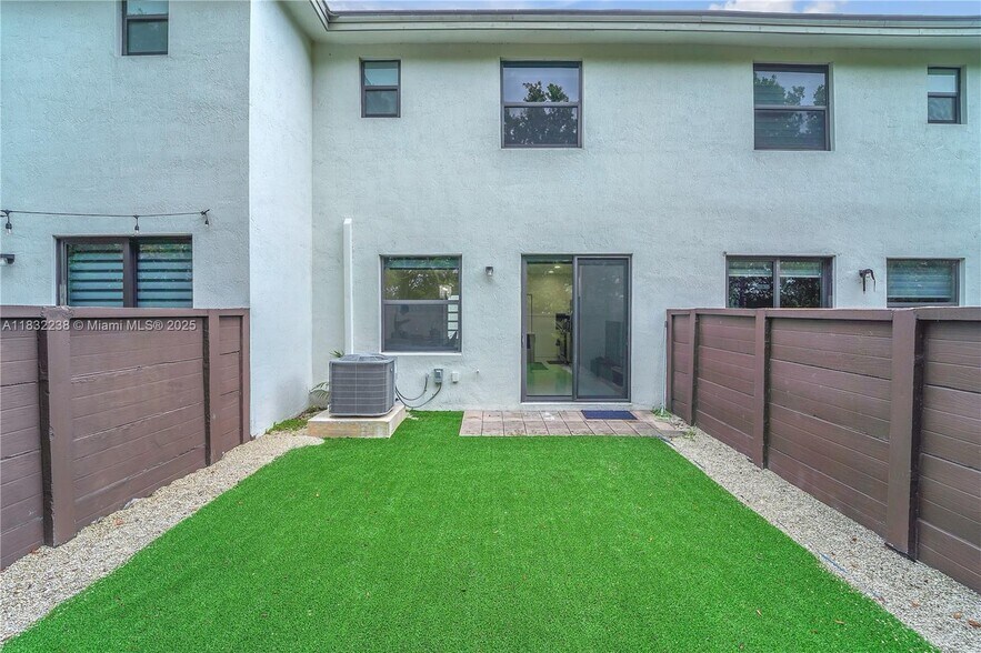 Building Photo - 15850 NW 91st Ct