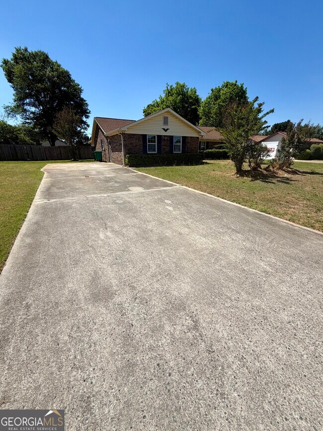 Building Photo - 131 Foxwood Cir