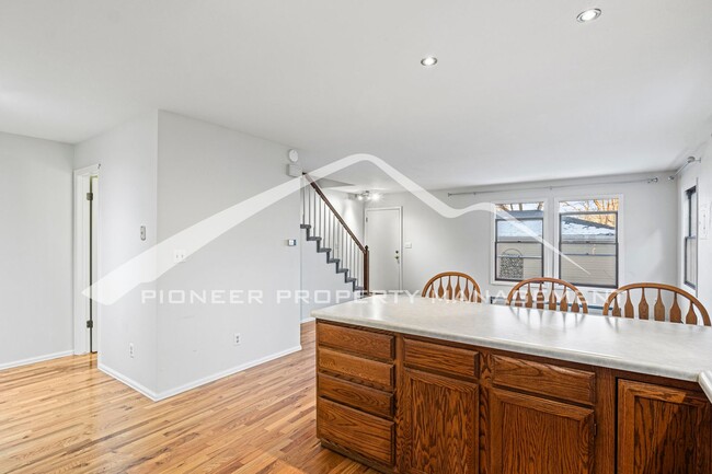 Building Photo - Charming 2-Bed 1.5 bath 2 Floor Rental in ...