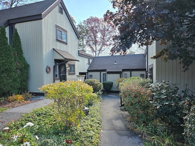 Building Photo - 563 Heritage Vlg