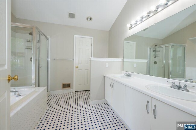 Building Photo - 533 Cascade Ct