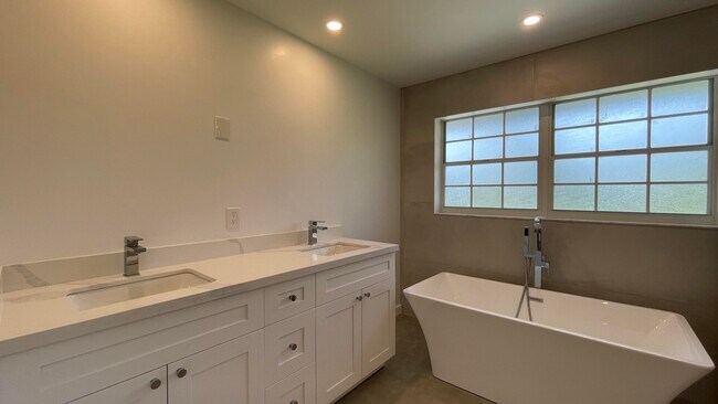 Building Photo - 17548 32nd Ln N