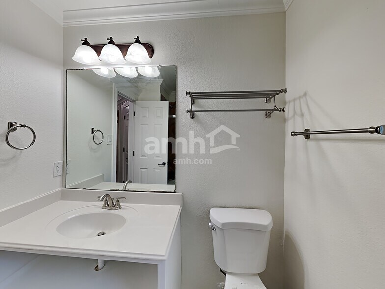 Building Photo - 2228 Coopers Hawk Ct
