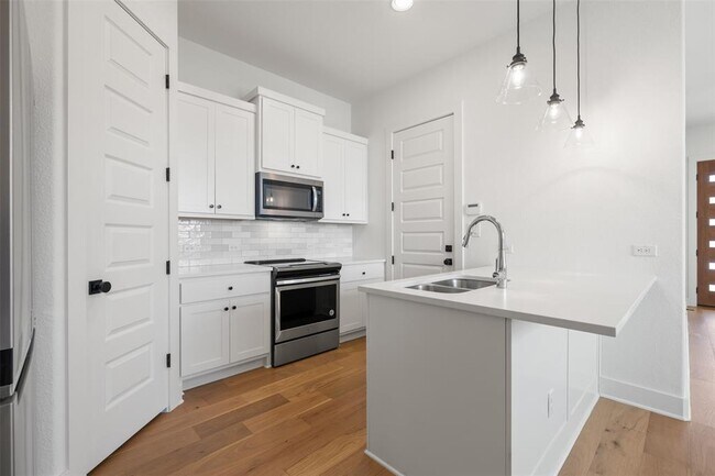 Building Photo - 308 E 20th St