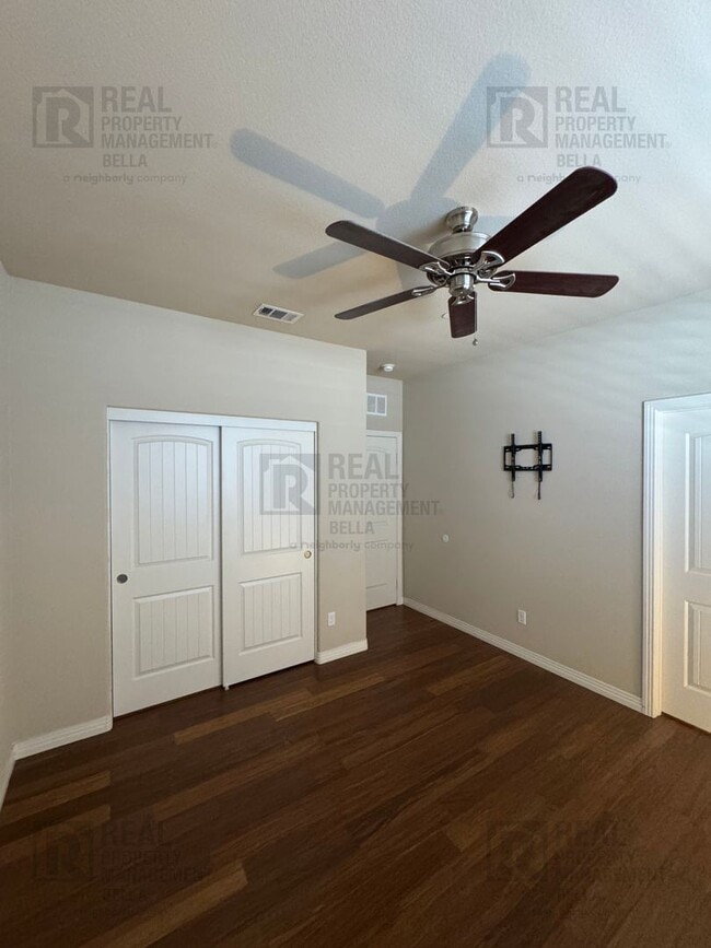 Building Photo - Modern Comfort Meets Resort Living – Gorgeous Single-Story in The Lakes Community