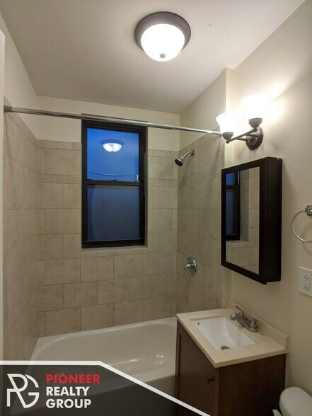 Building Photo - 818 W Diversey Pky