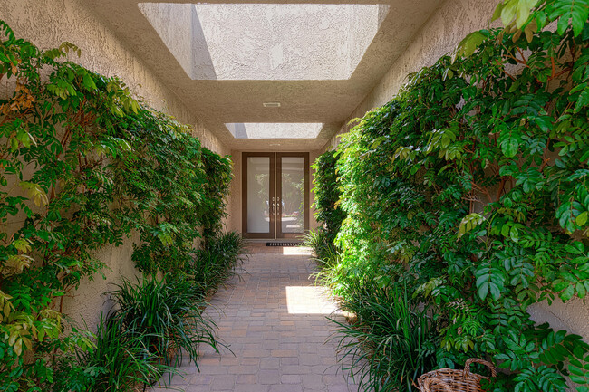 Building Photo - 115 Columbia Dr