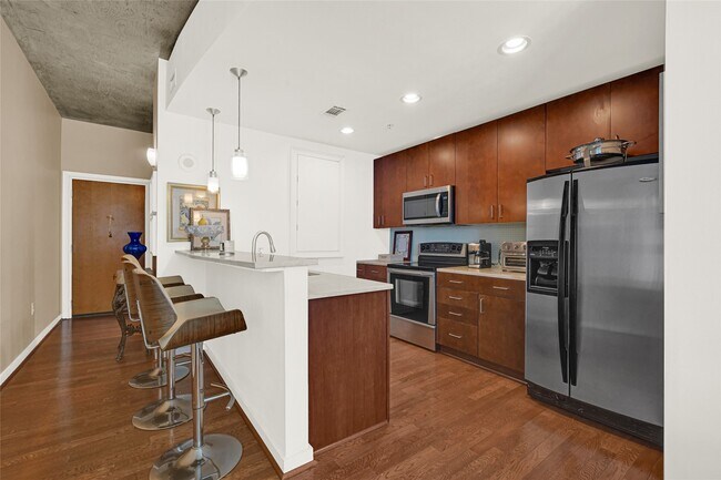 Building Photo - 5925 Almeda Rd