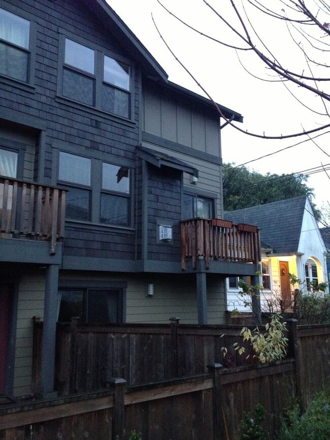 Building Photo - 3bd/2.25ba Seattle Home