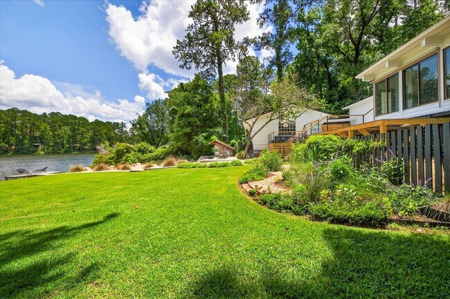 Building Photo - 7805 Thorn Hill Ln