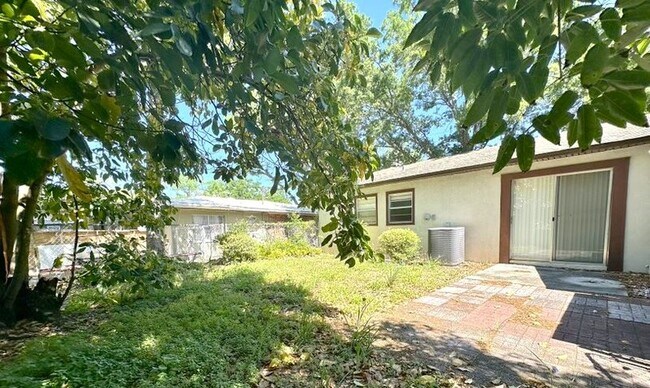 Building Photo - 1502 W Country Club Dr