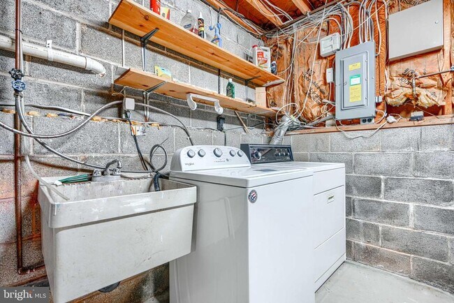 Building Photo - 414 Five Farms Ln