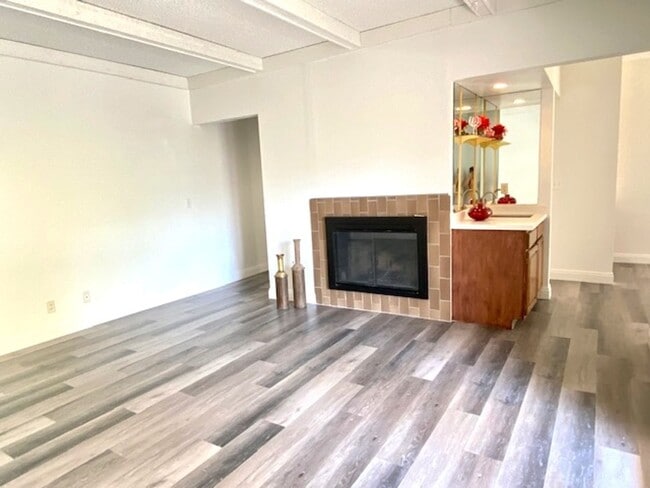 Building Photo - Available For Viewing On October 1, 2025. ...