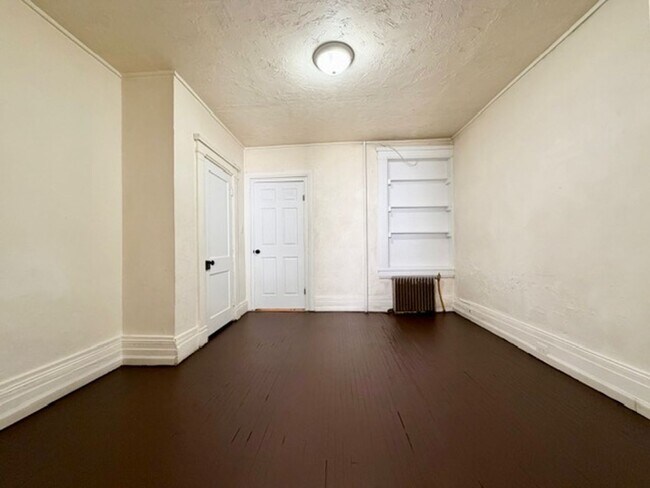 Building Photo - 745 E Market St