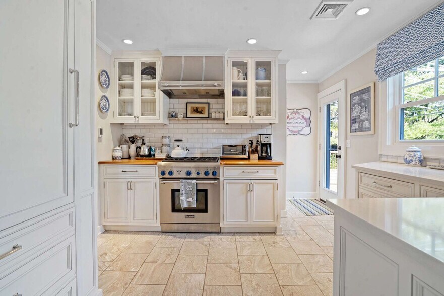 Building Photo - 810 Waterview Dr