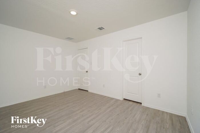 Building Photo - 2428 Lake Hls