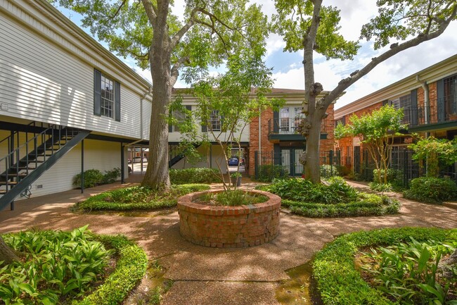 Building Photo - NICE 2 BEDROOM 1.5 BATH CONDO IN GREENWAY PLAZA