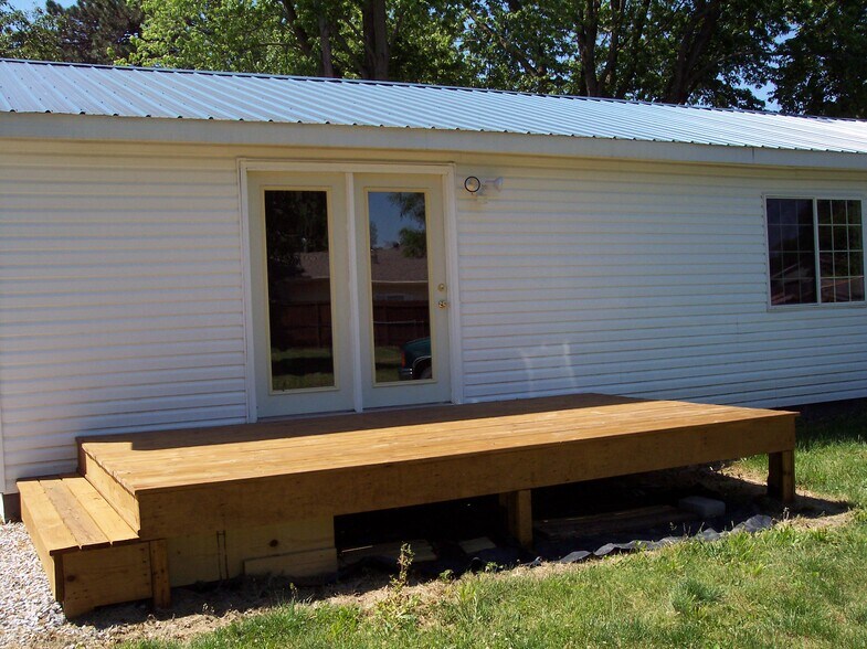 Newer deck - 104 E 6th St