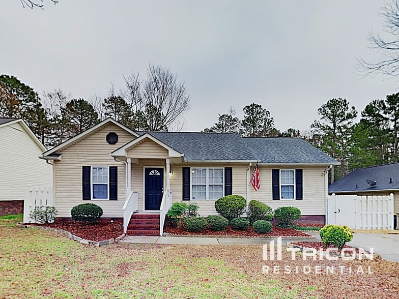 Building Photo - 615 Flicker St