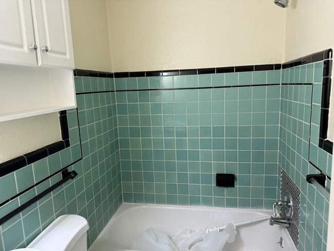 Building Photo - 2843 2nd Ave S